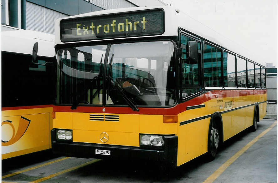 (051'625) - PTT-Regie - P 25'375 - Mercedes/Lauber am 19. Januar 2002 in Bern, Postautostation
