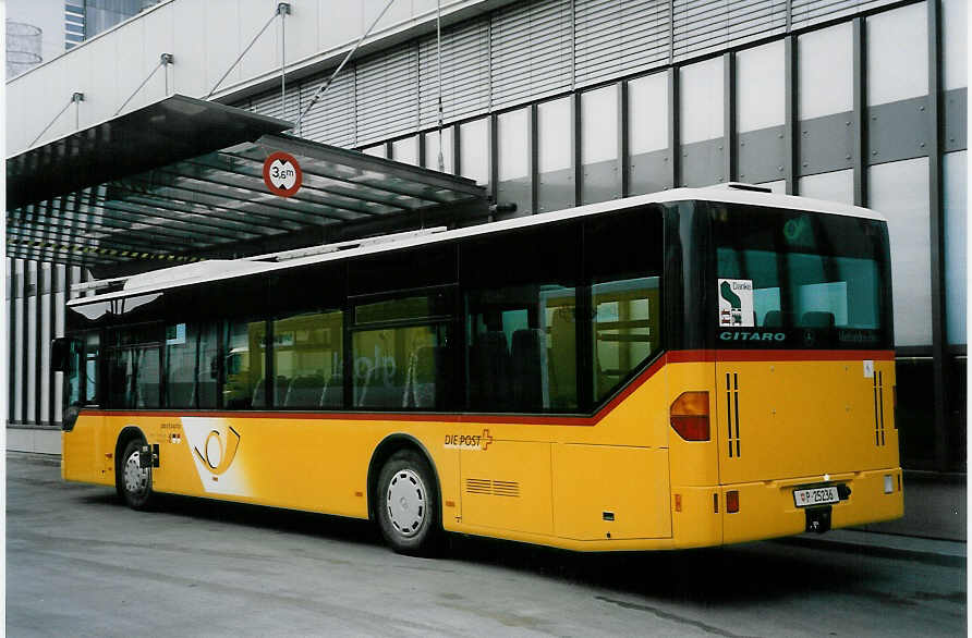 (051'627) - PTT-Regie - P 25'236 - Mercedes am 19. Januar 2002 in Bern, Postautostation