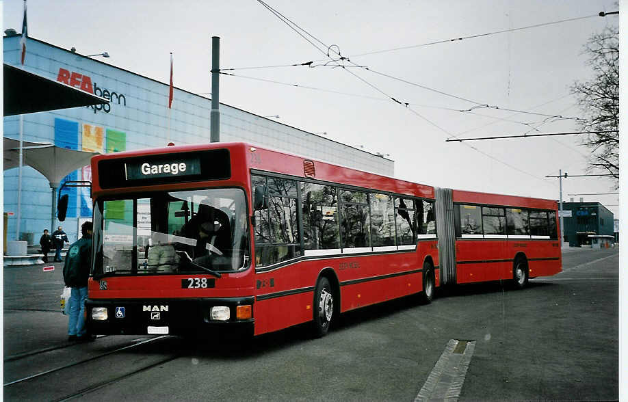 (051'702) - Bernmobil, Bern - Nr. 238/BE 513'238 - MAN am 19. Januar 2002 in Bern, Guisanplatz