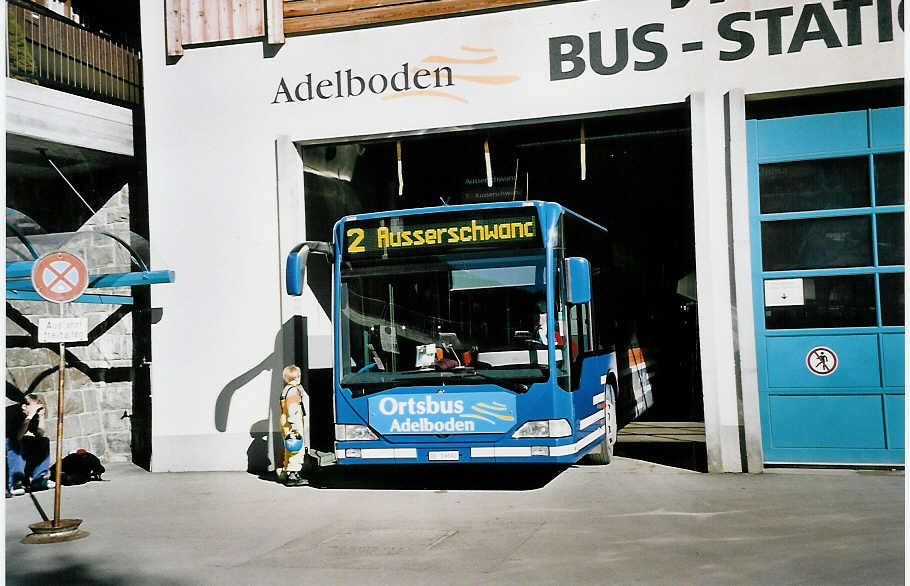 (051'727) - AFA Adelboden - Nr. 1/BE 19'692 - Mercedes am 2. Februar 2002 im Autobahnhof Adelboden
