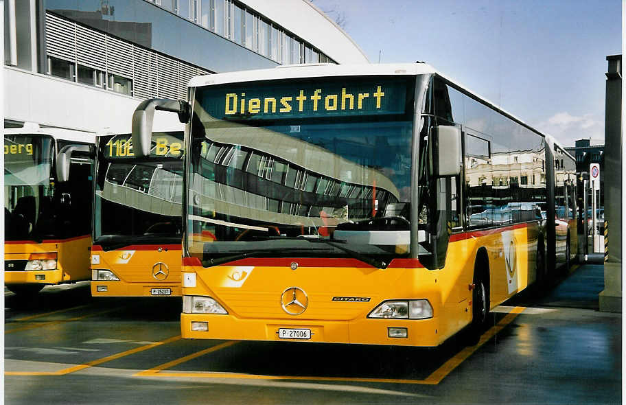 (051'802) - PTT-Regie - P 27'006 - Mercedes am 4. Februar 2002 in Bern, Postautostation