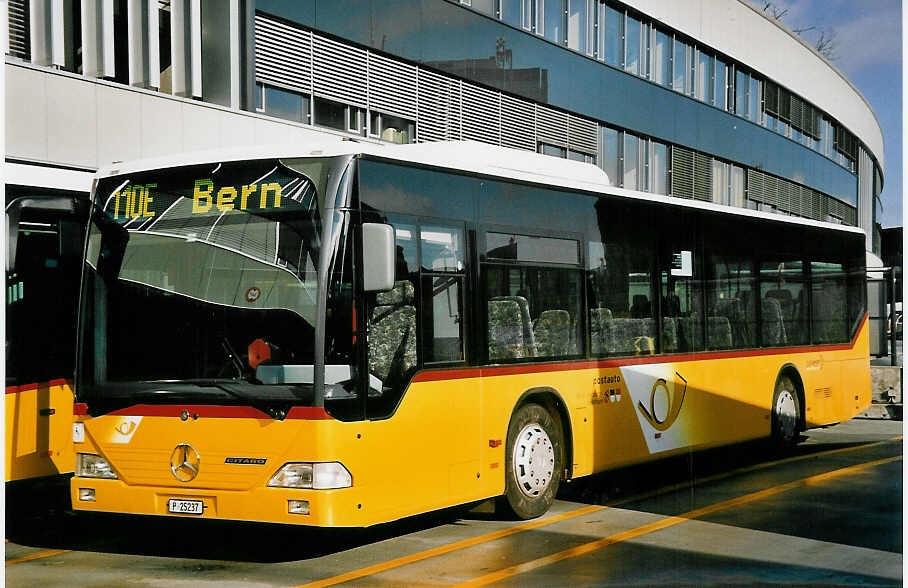 (051'804) - PTT-Regie - P 25'237 - Mercedes am 4. Februar 2002 in Bern, Postautostation