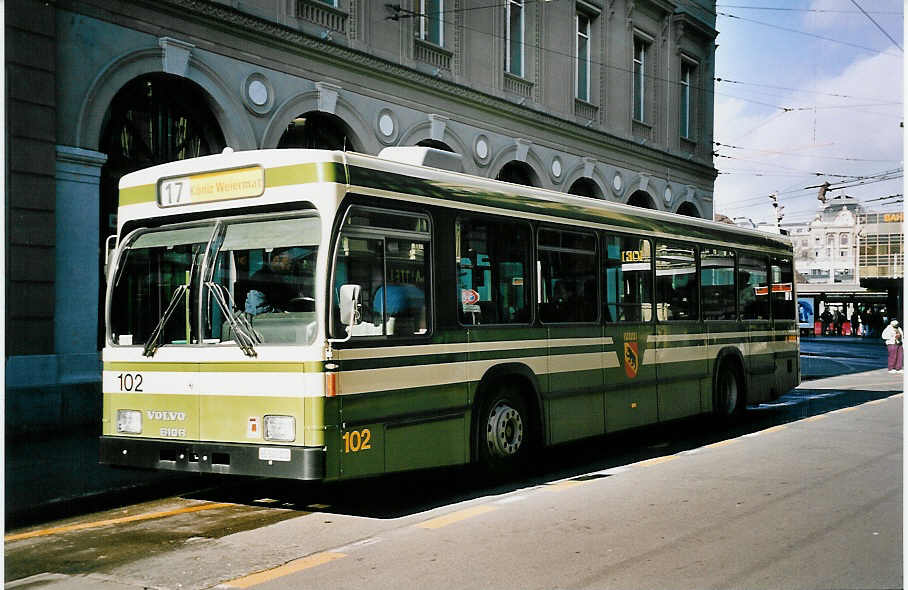 (051'812) - SVB Bern - Nr. 102/BE 500'102 - Volvo/R&J am 4. Februar 2002 beim Bahnhof Bern