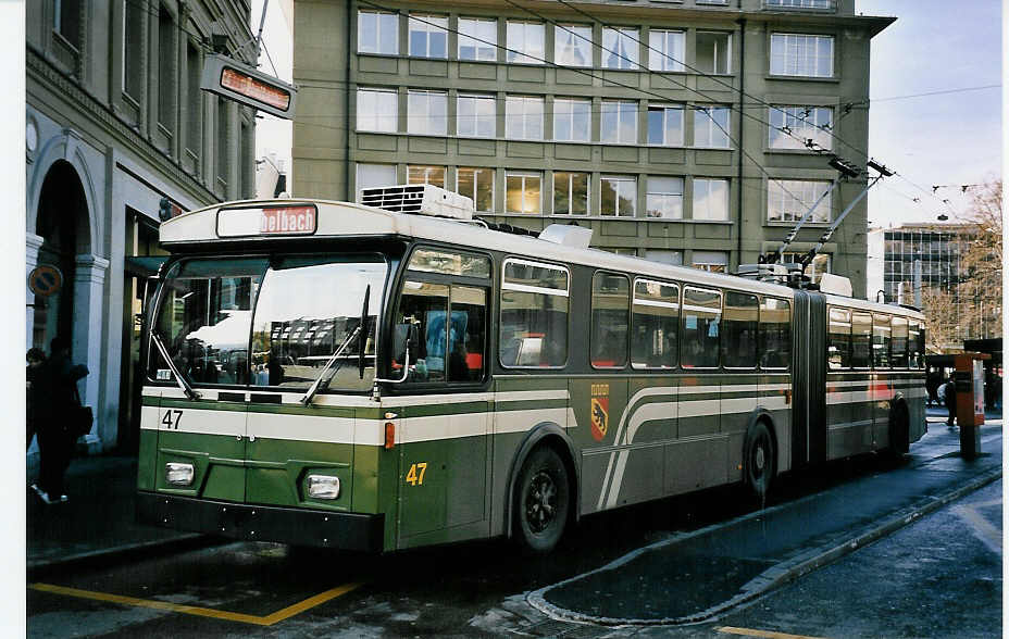 (051'815) - SVB Bern - Nr. 47 - FBW/Gangloff Gelenktrolleybus am 4. Februar 2002 beim Bahnhof Bern