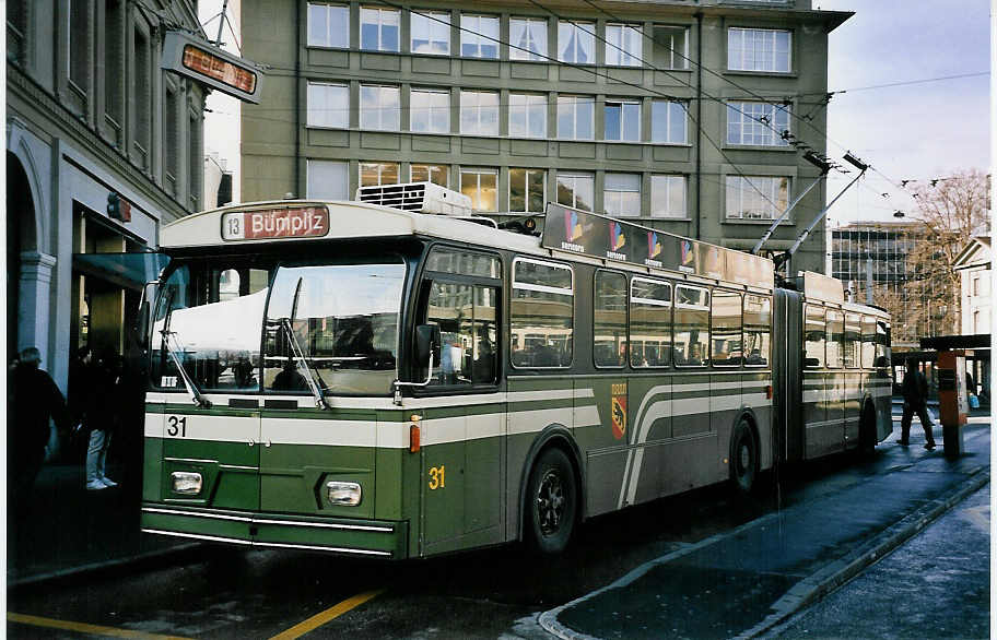 (051'817) - SVB Bern - Nr. 31 - FBW/Hess Gelenktrolleybus am 4. Februar 2002 beim Bahnhof Bern
