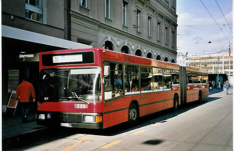 (051'818) - Bernmobil, Bern - Nr. 235/BE 513'235 - MAN am 4. Februar 2002 beim Bahnhof Bern