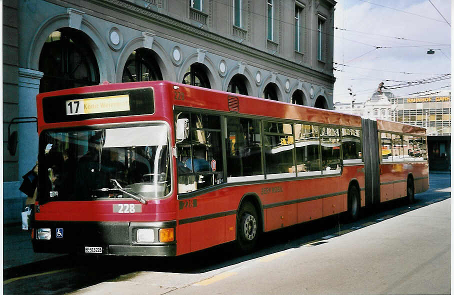 (051'820) - Bernmobil, Bern - Nr. 228/BE 513'228 - MAN am 4. Februar 2002 beim Bahnhof Bern