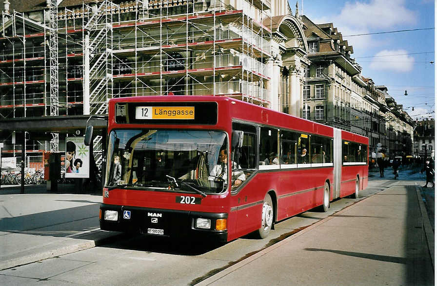 (051'827) - Bernmobil, Bern - Nr. 202/BE 500'202 - MAN am 4. Februar 2002 beim Bahnhof Bern