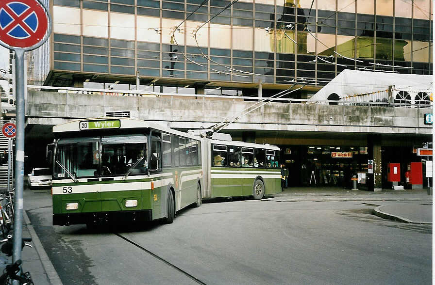 (051'829) - SVB Bern - Nr. 53 - FBW/R&J Gelenktrolleybus am 4. Februar 2002 beim Bahnhof Bern