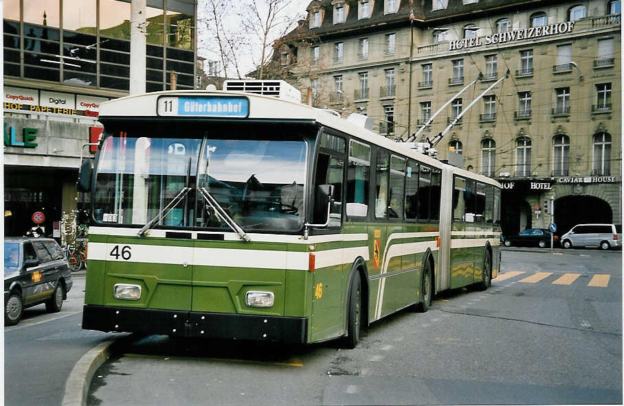 (051'833) - SVB Bern - Nr. 46 - FBW/Hess Gelenktrolleybus am 4. Februar 2002 beim Bahnhof Bern