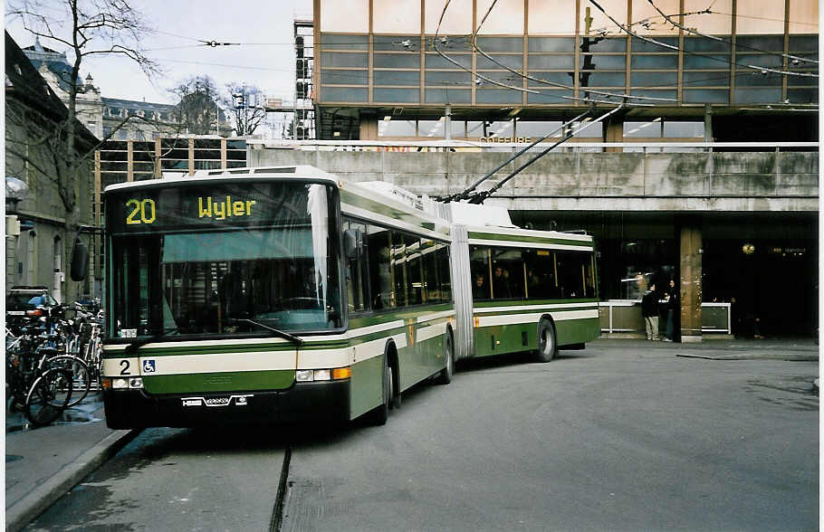 (051'834) - SVB Bern - Nr. 2 - NAW/Hess Gelenktrolleybus am 4. Februar 2002 beim Bahnhof Bern