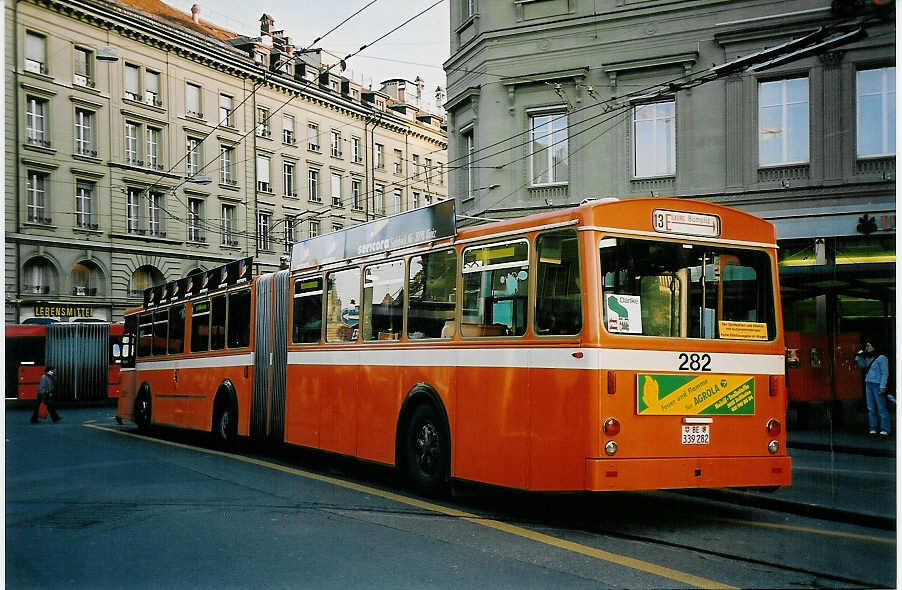 (051'934) - SVB Bern - Nr. 282/BE 339'282 - FBW/Hess-Gangloff am 4. Februar 2002 beim Bahnhof Bern