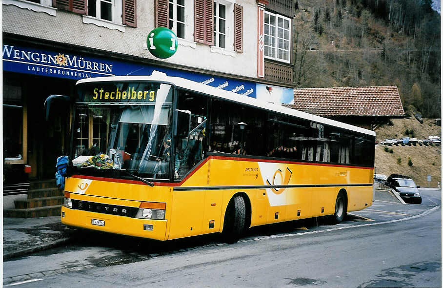 (052'009) - Schmocker, Stechelberg - Nr. 1/BE 476'514 - Setra am 10. Februar 2002 beim Bahnhof Lauterbrunnen