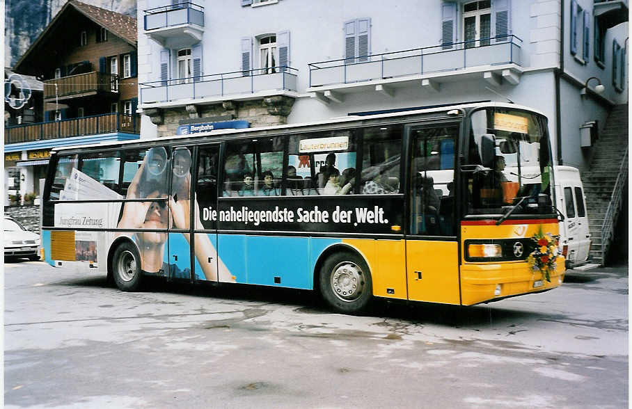 (052'011) - Schmocker, Stechelberg - Nr. 2/BE 393'401 - Setra (ex P 25'045) am 10. Februar 2002 beim Bahnhof Lauterbrunnen