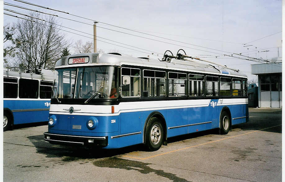 (052'025) - TPF Fribourg - Nr. 334 - Saurer/Hess Trolleybus (ex TF Fribourg Nr. 34) am 17. Februar 2002 in Fribourg, Garage