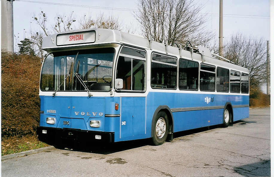 (052'026) - TPF Fribourg - Nr. 342 - Volvo/Hess Trolleybus (ex TF Fribourg Nr. 42) am 17. Februar 2002 in Fribourg, Garage