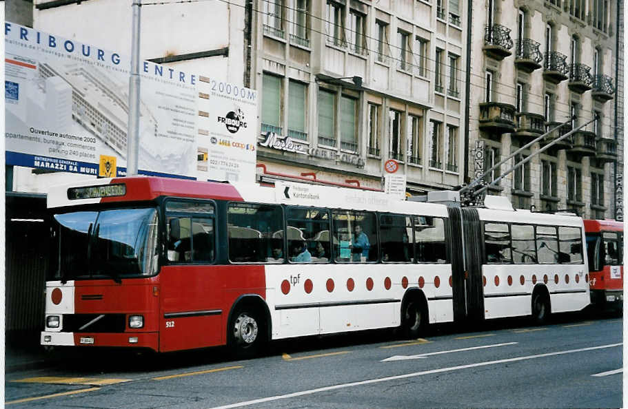 (052'101) - TPF Fribourg - Nr. 512/FR 300'417 - Volvo/Hess Gelenkduobus (ex TF Fribourg Nr. 112) am 17. Februar 2002 beim Bahnhof Fribourg