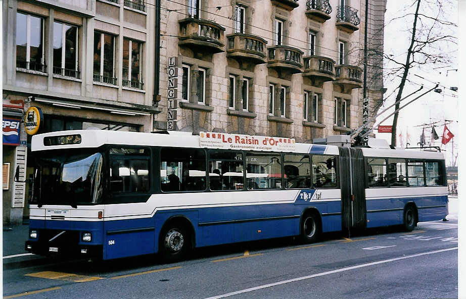 (052'105) - TPF Fribourg - Nr. 504/FR 300'408 - Volvo/Hess Gelenkduobus (ex TF Fribourg Nr. 104) am 17. Februar 2002 beim Bahnhof Fribourg