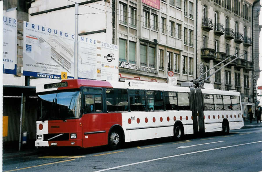 (052'108) - TPF Fribourg - Nr. 501/FR 300'413 - Volvo/Hess Gelenkduobus (ex TF Fribourg Nr. 101) am 17. Februar 2002 beim Bahnhof Fribourg