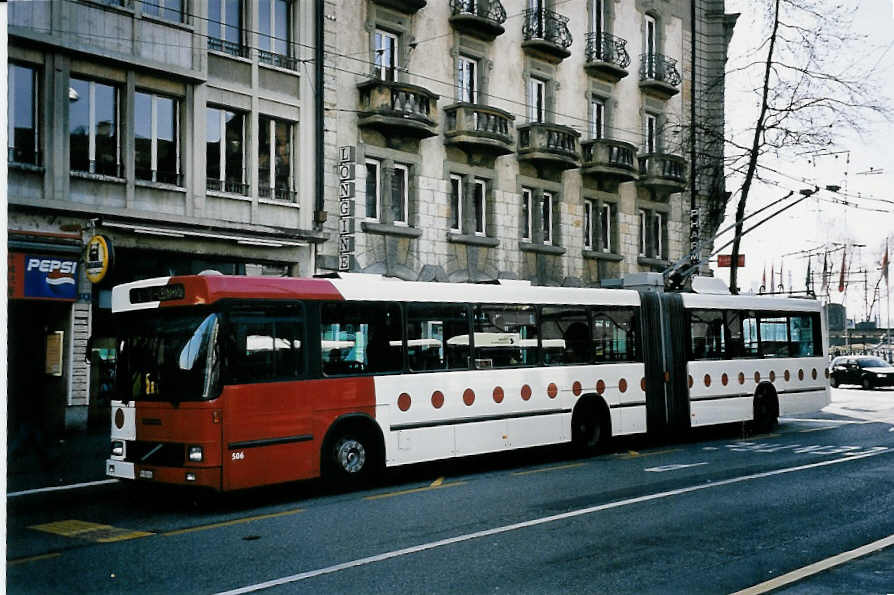 (052'109) - TPF Fribourg - Nr. 506/FR 300'410 - Volvo/Hess Gelenkduobus (ex TF Fribourg Nr. 106) am 17. Februar 2002 beim Bahnhof Fribourg