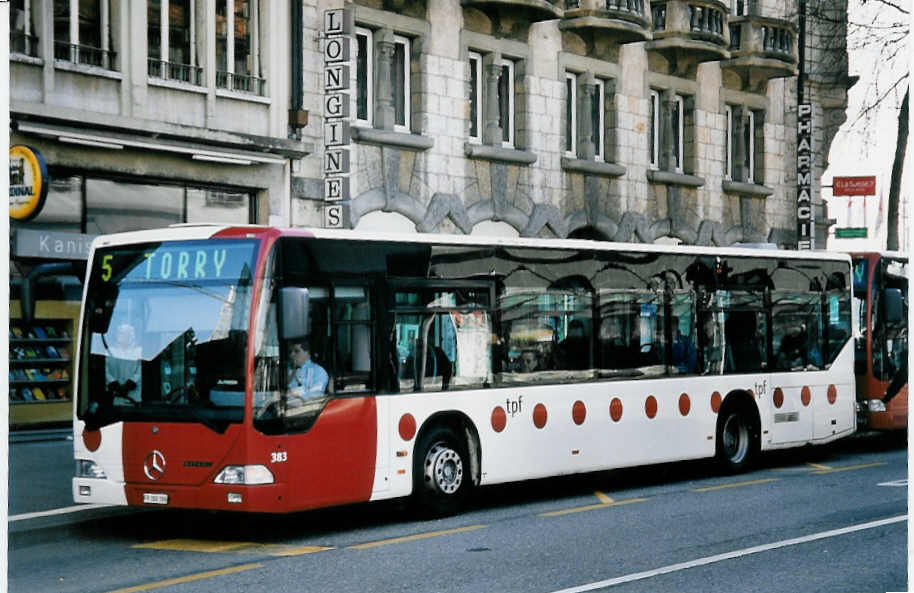 (052'113) - TPF Fribourg - Nr. 383/FR 300'386 - Mercedes am 17. Februar 2002 beim Bahnhof Fribourg