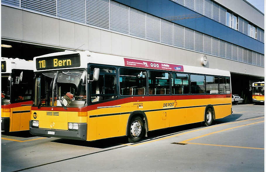 (052'121) - PTT-Regie - P 25'369 - Mercedes/R&J am 17. Februar 2002 in Bern, Postautostation