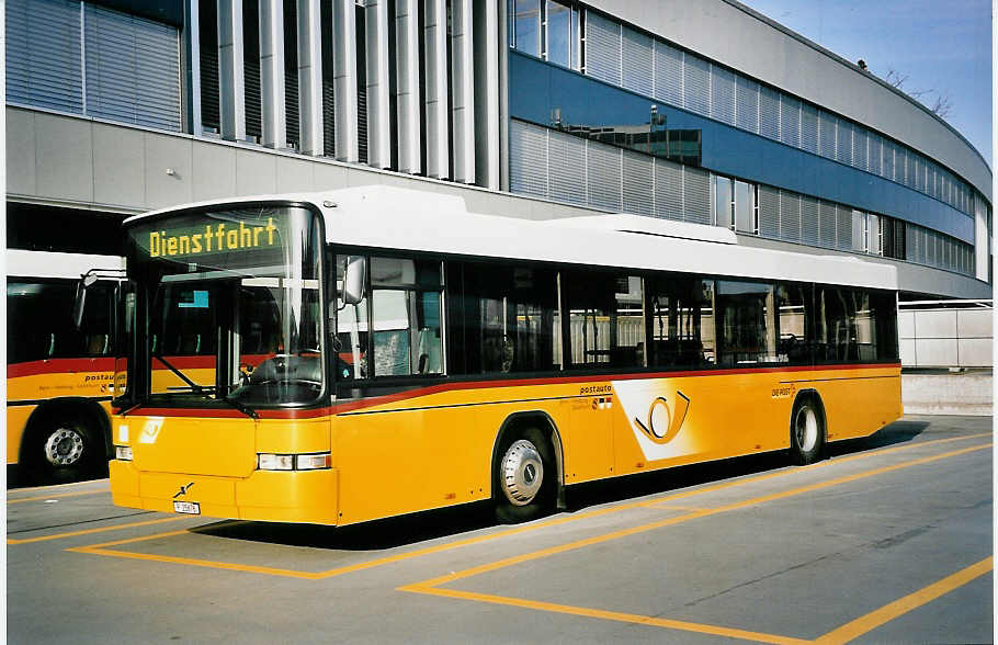 (052'122) - PTT-Regie - P 25'676 - Volvo/Hess am 17. Februar 2002 in Bern, Postautostation