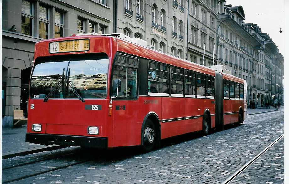 (052'124) - Bernmobil, Bern - Nr. 65 - Volvo/Hess Gelenktrolleybus am 17. Februar 2002 in Bern, Marktgasse