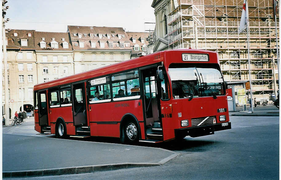 (052'125) - Bernmobil, Bern - Nr. 181/BE 451'181 - Volvo/Gangloff am 17. Februar 2002 beim Bahnhof Bern
