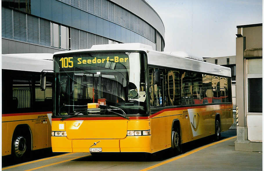 (052'126) - Steiner, Ortschwaben - Nr. 15/BE 438'425 - Volvo/Hess am 17. Februar 2002 in Bern, Postautostation