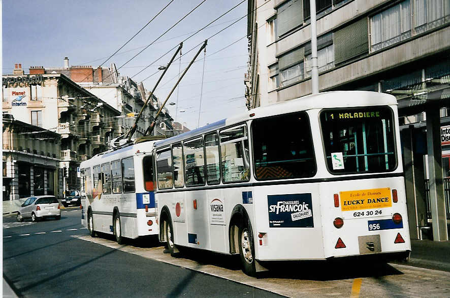 (052'229) - TL Lausanne - Nr. 956 - Rochat/Lauber Personenanhnger am 17. Mrz 2002 beim Bahnhof Lausanne