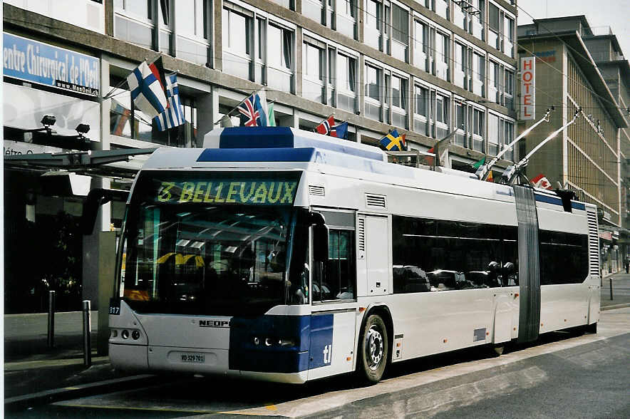 (052'230) - TL Lausanne - Nr. 817/VD 329'701 - Neoplan Gelenkduobus am 17. Mrz 2002 beim Bahnhof Lausanne