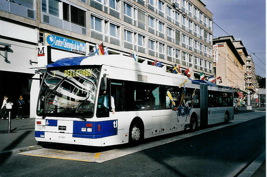 (052'429) - TL Lausanne - Nr. 544/VD 1466 - Van Hool am 17. Mrz 2002 beim Bahnhof Lausanne