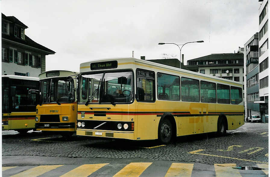 (052'505) - STI Thun - Nr. 6/BE 26'667 - Volvo/FHS (ex TSG Blumenstein Nr. 6) am 19. Mrz 2002 beim Bahnhof Thun