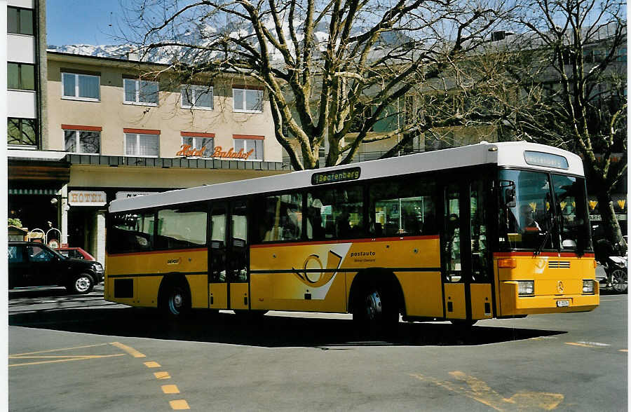 (052'625) - PTT-Regie - P 25'376 - Mercedes/R&J (ex Engeloch, Riggisberg Nr. 2; ex P 25'305) am 29. Mrz 2002 beim Bahnhof Interlaken West