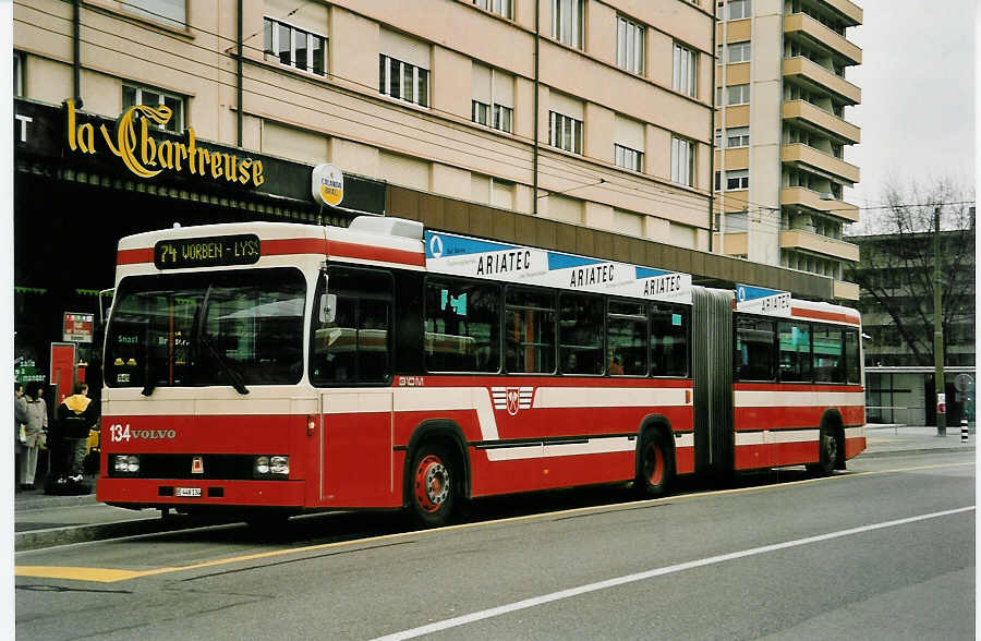(052'636) - VB Biel - Nr. 134/BE 446'134 - Volvo/R&J am 30. Mrz 2002 beim Bahnhof Biel