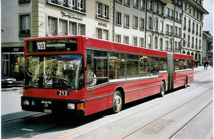 (053'206) - Bernmobil, Bern - Nr. 213/BE 513'213 - MAN am 20. April 2002 in Bern, Zytglogge
