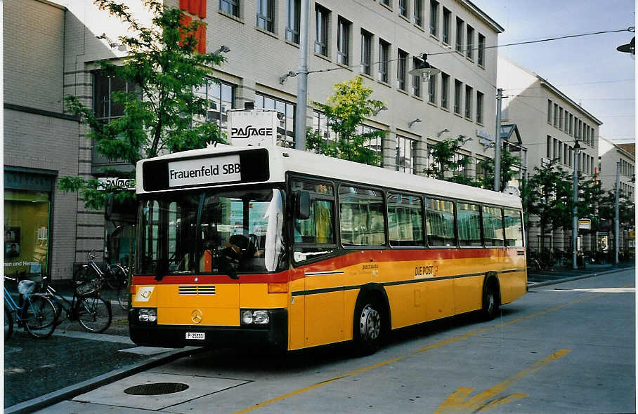 (053'707) - PTT-Regie - P 25'333 - Mercedes/R&J am 15. Juni 2002 beim Bahnhof Frauenfeld