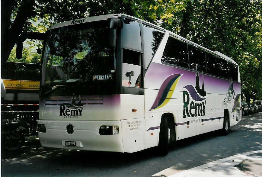 (054'036) - Remy, Lausanne - VD 1422 - Mercedes am 22. Juni 2002 in Aigle, Saurertreffen