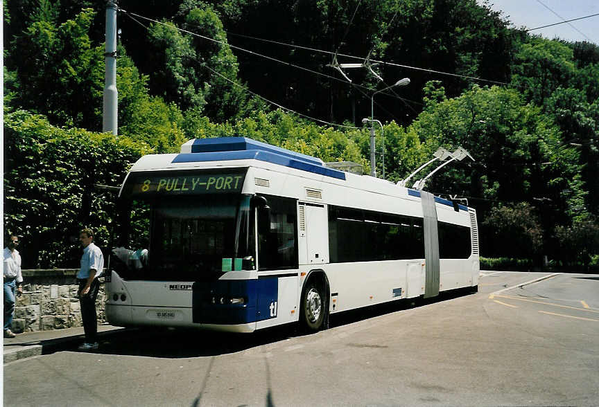 (054'108) - TL Lausanne - Nr. 825/VD 385'098 - Neoplan Gelenkduobus am 22. Juni 2002 in Lausanne, Bellevaux