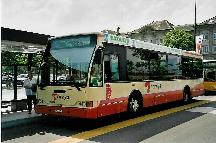 (054'129) - TRAVYS Yverdon - VD 1071 - Volvo/Berkhof (ex TPYG Yverdon) am 22. Juni 2002 beim Bahnhof Yverdon