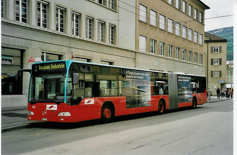 (054'426) - VB Biel - Nr. 143/BE 572'143 - Mercedes am 15. Juli 2002 beim Bahnhof Biel