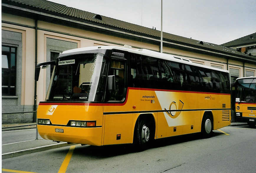 (054'721) - Schera, Muggio - TI 176'092 - Neoplan am 23. Juli 2002 beim Bahnhof Chiasso