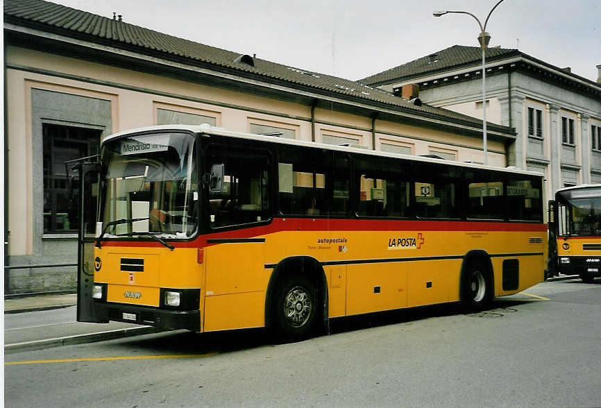 (054'722) - Autopostale, Mendrisio - TI 141'336 - NAW/R&J am 23. Juli 2002 beim Bahnhof Chiasso