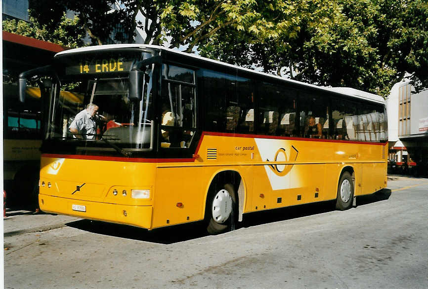 (054'913) - Evquoz, Erde - VS 81'888 - Volvo am 23. Juli 2002 beim Bahnhof Sion