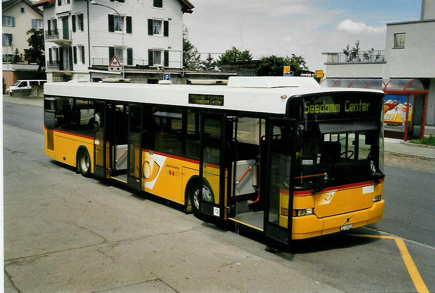 (055'234) - Schuler, Feusisberg - SZ 69'122 - Volvo/Hess am 3. August 2002 beim Bahnhof Samstagern