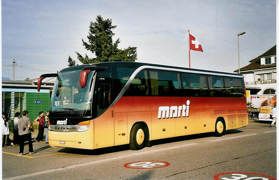 (055'409) - Marti, Kallnach - Nr. 2/BE 572'202 - Setra am 20. August 2002 beim Bahnhof Thun