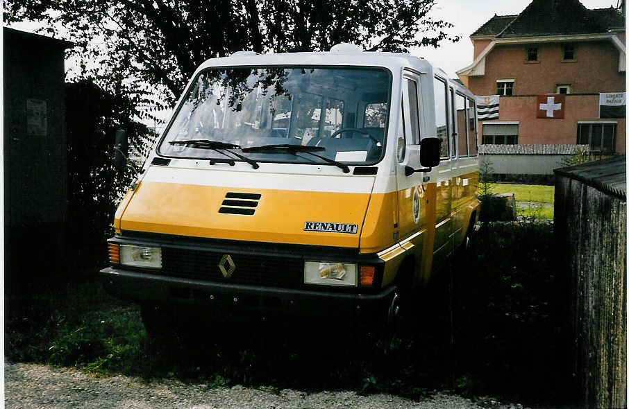 (055'509) - PTT-Regie - P 21'235 - Renault am 25. August 2002 in Yverdon, Garage