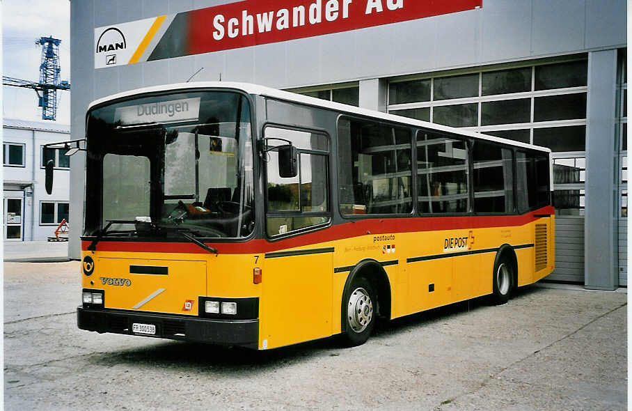 (055'837) - Klopfstein, Laupen - Nr. 7/FR 300'538 - Volvo/Lauber am 31. August 2002 in Kerzers, Garage Schwander