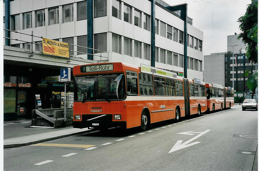 (056'019) - BBA Aarau - Nr. 132/AG 7232 - Volvo/Hess am 11. September 2002 beim Bahnhof Aarau